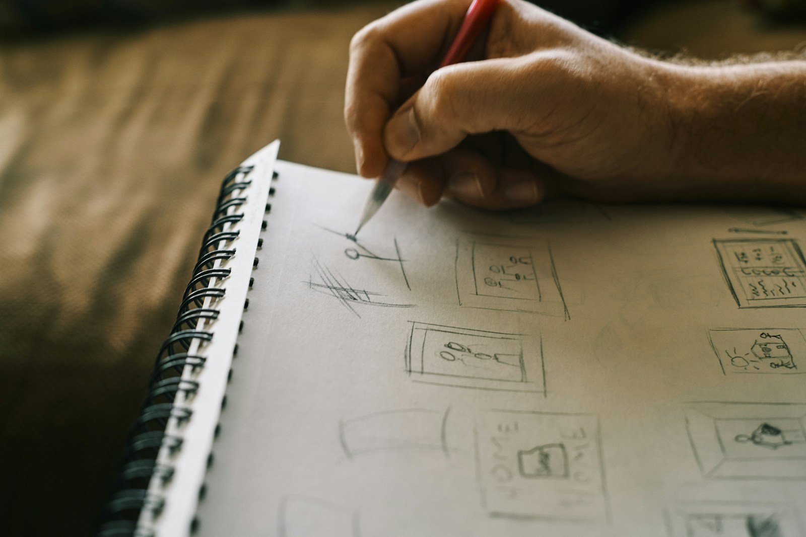 Bocetos a lápiz de símbolos de marca sobre cuaderno de diseñador