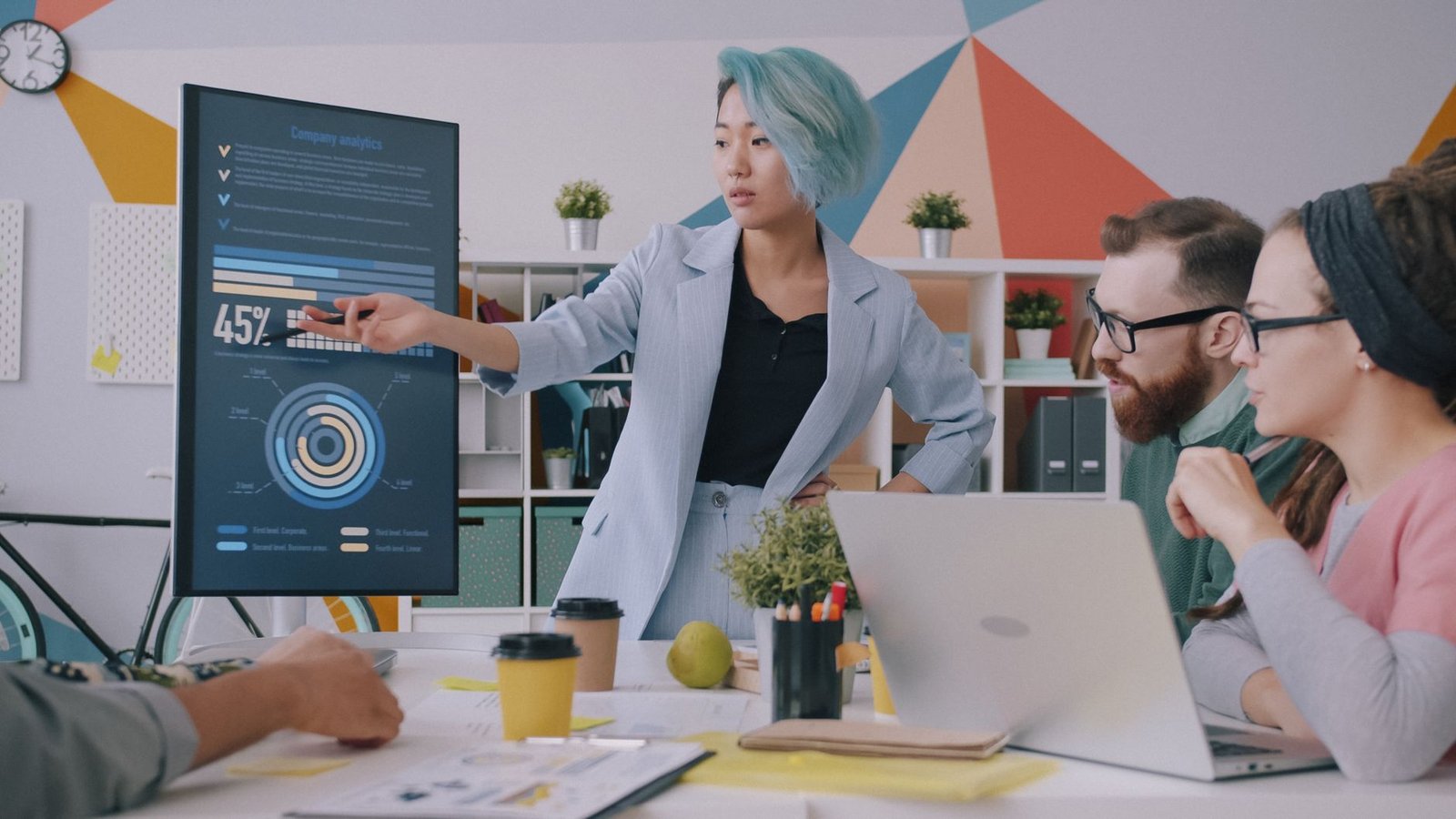 Profesionales revisando una biblioteca de componentes de diseño en pantalla