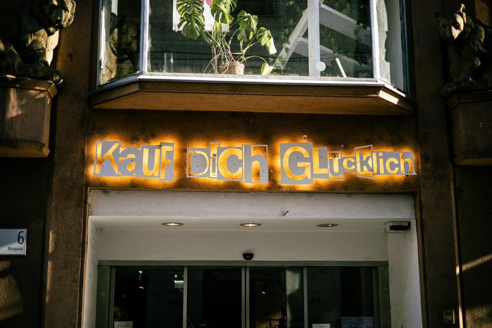 Fachada comercial con rotulación de letras corpóreas iluminadas al atardecer