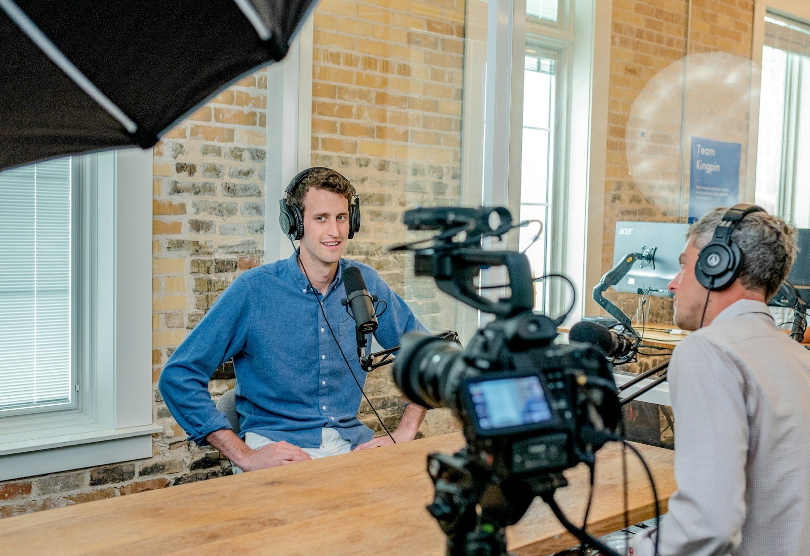 Set de grabación montado en una oficina para producción audiovisual de empresa