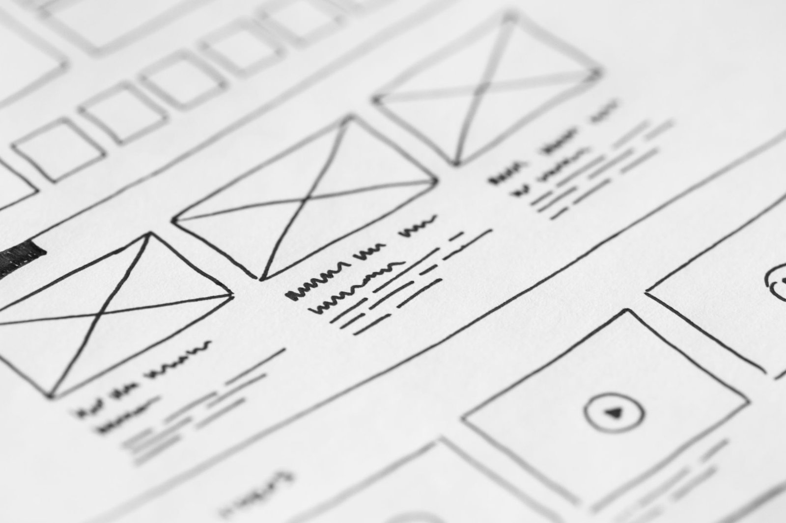 Bocetos de wireframes dibujados a mano para estructurar un sitio corporativo