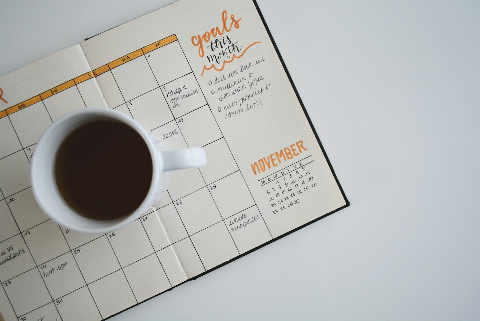 Calendario anotado y cálculos de presupuesto para producción audiovisual mensual