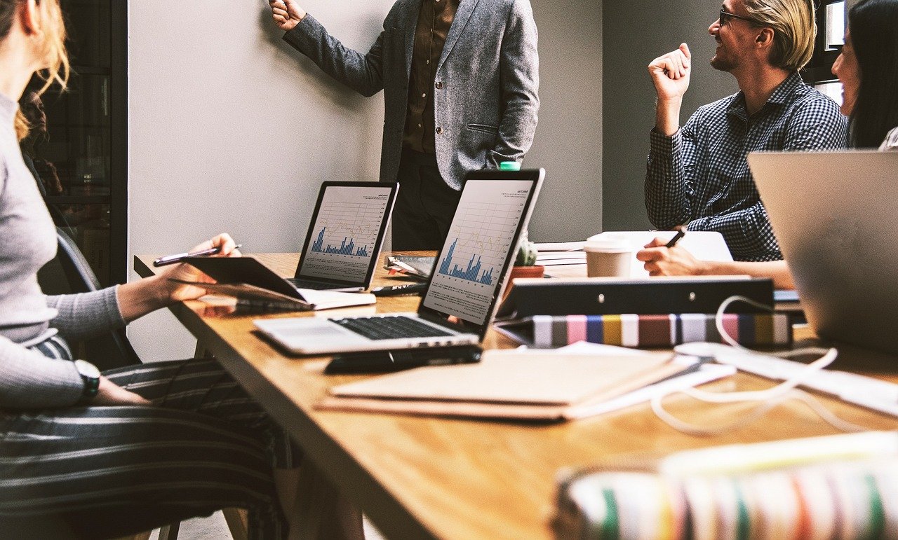 Planificación de fases y plazos de un proyecto de diseño web sobre mesa de trabajo