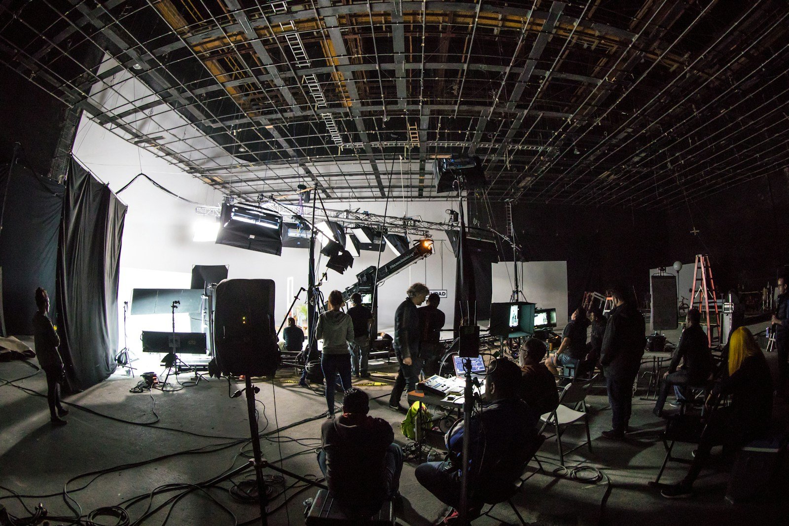 Equipo reducido de rodaje grabando contenido de marca en un set interior